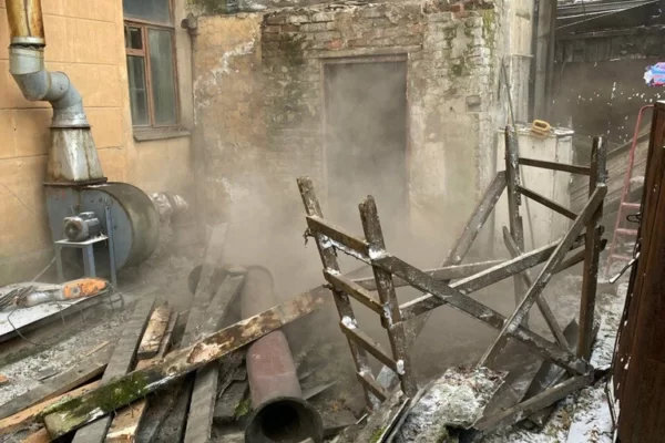 Демонтаж строений, пристроек